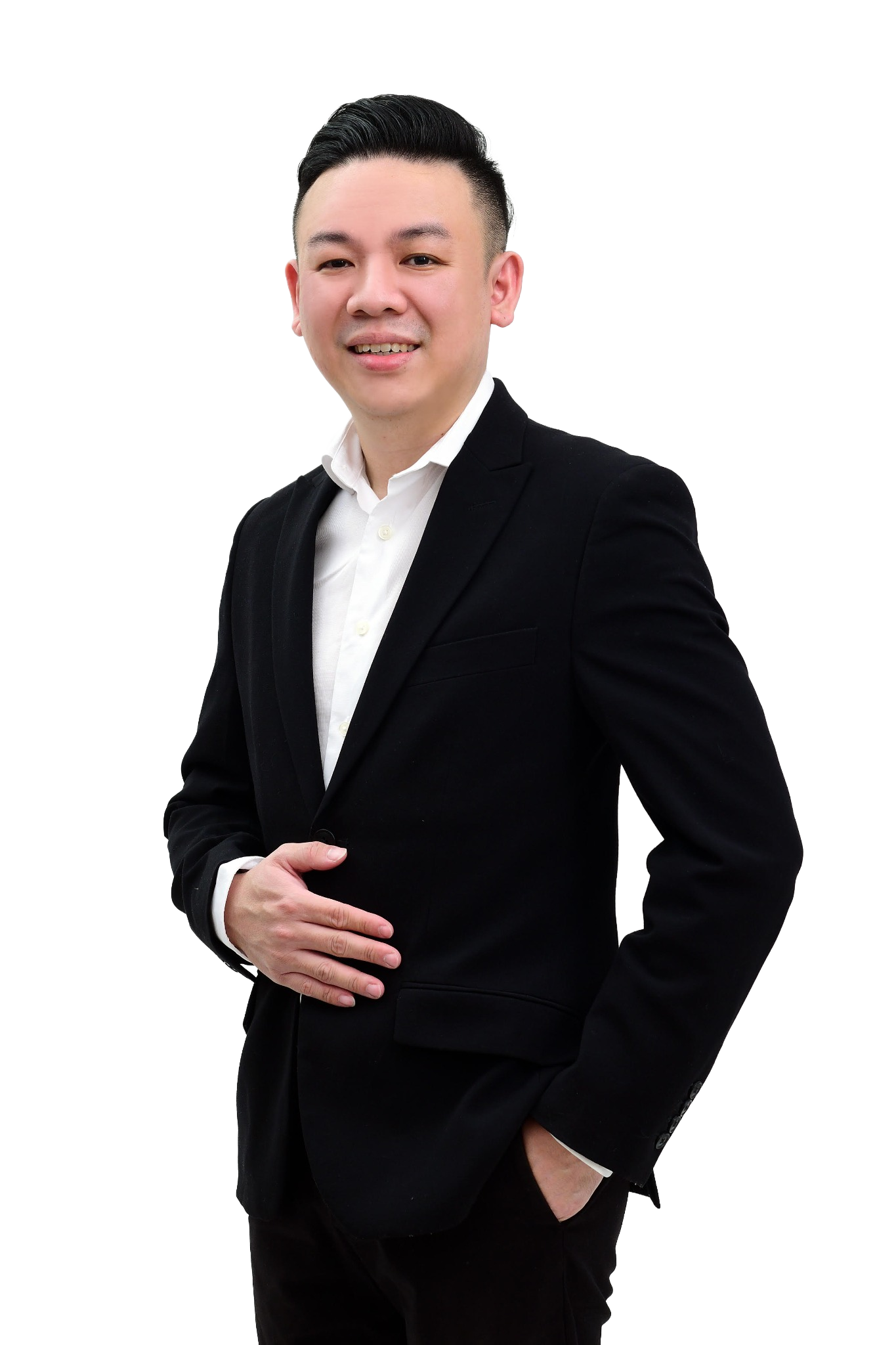 Hamson Tan 陈汉昇，黑色西装职业照，单手放在西装前、另一只手插口袋